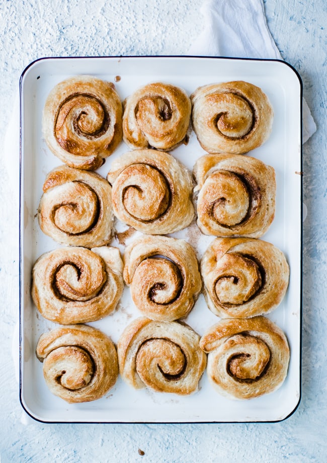baked cinnamon rolls with no frosting 