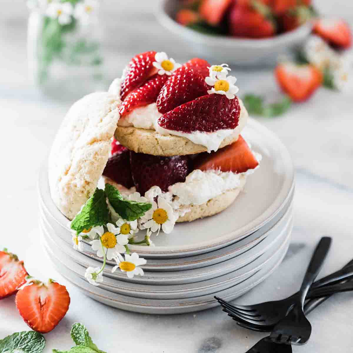 Easy strawberry cake recipe - Hedi Hearts