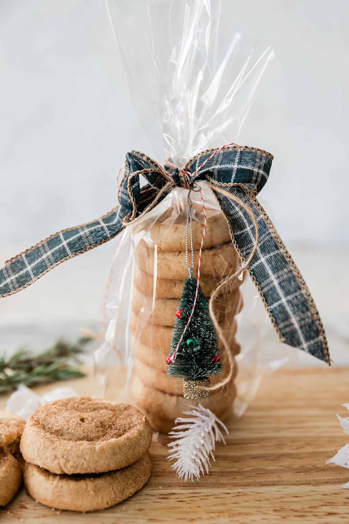 I am a big fan of pretty packaging - I love to wrap presents and I am always a sucker for a makeup item in adorable packaging, so why not package up your cookies in an inexpensive, but adorable way? I promise the receiver will be delighted to receive something so darn cute...and delicious! || Oh So Delicioso #cookies #holidaygifts #ediblegifts #giftideas Cookies packaged for the holidays.